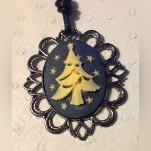 NEW Christmas Cameo pendant necklace